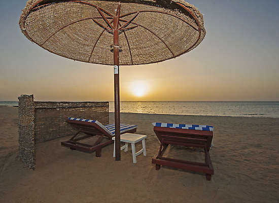 포토 JPG 해외이미지 모래 바다 여행 2 우산 자연 탁자 하늘 호텔 휴가 풍경 사람없음 야외 목재 물 여름 모래사장 햇빛 태양 노란색 일출 새벽 쌍 고급 큼 휴양지 선베드 양산 수평선 해외포토 자연요소 나무 계절 컬러 가구 컨셉 의자 재료 숙소 노을 장소 크기 생태계 파일형식 이미지허브