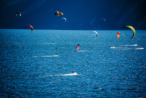 포토 JPG 해외이미지 호수 스포츠 파도 바다 장난 자연 하늘 바람 풍경 소년 사람없음 야외 물 파란색 점프 이탈리아 거품 서핑보드 떨어짐 승차 연 속도 분무기 서퍼 프리스타일 해외포토 자연요소 남자 유럽 어린이 컬러 컨셉 모션 날씨 운동선수 놀이용품 보드_스포츠 생태계 파일형식 이미지허브