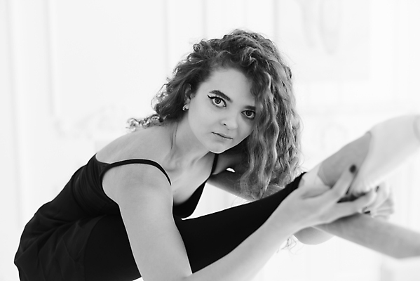 포토 JPG 해외이미지 백인 응시 여자 흑백 실내 한명 사람 상반신 성인 옆모습 뷰티 우아함 발레 발레리나 발레복 다리들기 성인여자한명만 해외포토 서양인 1 시선 옷 뷰포인트 컨셉 모션 촬영기법 내부 춤 여자한명만 성인여자만 파일형식 이미지허브