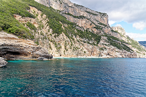 포토 JPG 해외이미지 유럽 모래 파도 바다 섬 여행 자연 하늘 휴가 산 풍경 사람없음 야외 초록색 물 여름 파란색 태양 맑음 침묵 이탈리아 바위 흰색 만 투명 지중해 에메랄드 석호 내추럴 다도해 터키석 파라다이스 해외포토 자연요소 계절 나라 컬러 날씨 소리 돌_바위 보석 생태계 파일형식 이미지허브