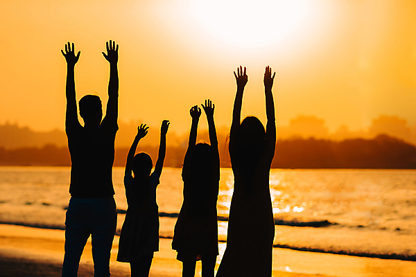 포토 JPG 해외이미지 여자 남자 행복 실루엣 어린이 바다 여행 가족 휴가 함께함 여러명 성인 야외 손들기 일몰 저녁 해외포토 감정 다수 컨셉 관계 모션 촬영기법 사람 노을 야간 파일형식 이미지허브