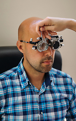 포토 JPG 해외이미지 백인 직업 응시 남자 안경 건강 병원 현미경 한명 사람 성인 치료 사무실 약 건강관리 장비 시험 환자 의사 기구 시력 비전 안과 테라피 시력검사 돌봄 검안사 해외포토 서양인 1 시선 잡화 교육 비즈니스 의학 모션 실험기구 관리 뷰티 의료진 검사_조사 파일형식 안경사 이미지허브