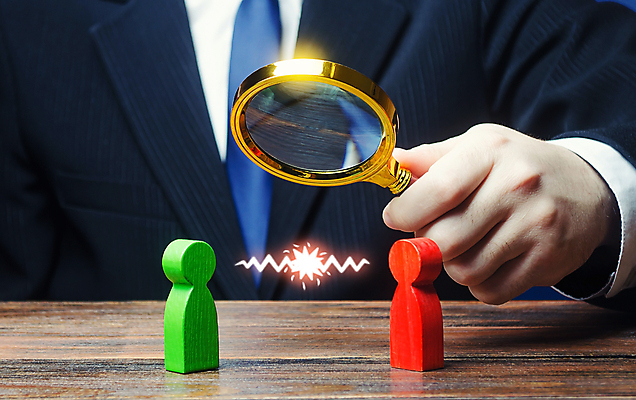 포토 JPG 해외이미지 손 남자 돋보기 실내 한명 상반신 성인 앞모습 경쟁 관찰 말_게임 비즈니스맨 성인남자한명만 해외포토 1 뷰포인트 컨셉 비즈니스 모션 사람 내부 신체부위 직장인 남자한명만 성인남자만 파일형식 이미지허브