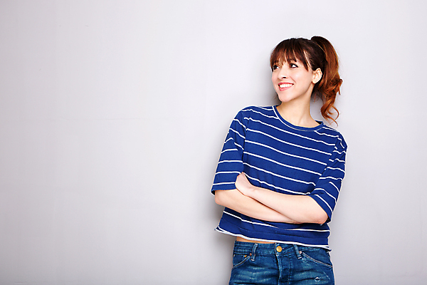 포토 JPG 해외이미지 백인 모델 1 라이프스타일 응시 여자 행복 얼굴 벽 포즈 백그라운드 한명 사람 성인 뷰티 유행 팔짱 회색 흰색 표현 자신감 떨어짐 시원함 내추럴 고립 스페인어 스타일 카피스페이스 해외포토 서양인 시선 감정 컬러 컨셉 모션 생활 신체부위 공백 파일형식 이미지허브