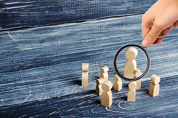 포토 JPG 해외이미지 손 돋보기 실내 들기 신체부위 관찰 말_게임 확대 나무배경 해외포토 백그라운드 모션 사람 내부 파일형식 이미지허브