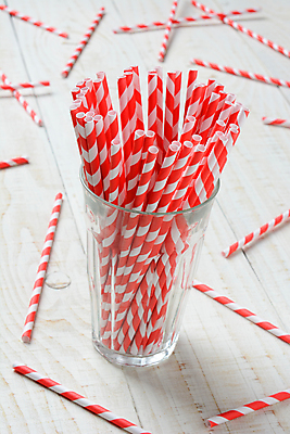 포토 JPG 해외이미지 종이 음료 유리 탁자 빨대 사람없음 목재 빨간색 세로 소풍 파티 식당 축제 줄무늬 재활용 카페 마시기 흰색 시골 칵테일 가득함 오브젝트 친환경 재활용품 소다 해외포토 나무 컬러 가구 무늬 재료 모션 재질 주류 이벤트 야외활동 환경 상점 파일형식 이미지허브