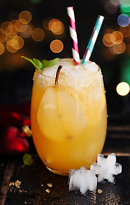포토 JPG 해외이미지 기념일 음료 크리스마스 겨울 과일 유리 휴가 전등 기념 빨대 사람없음 세로 파티 얼음 축제 주스 축하 칵테일 달콤 설탕 해외포토 자연요소 계절 컨셉 재질 조명 주류 이벤트 맛 파일형식 이미지허브