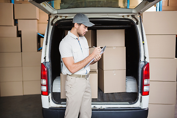 포토 JPG 해외이미지 백인 남자 노동자 실내 한명 상반신 20대 성인 옆모습 기록 택배기사 승합차 집중 배송 택배상자 성인남자한명만 해외포토 서양인 직업 1 뷰포인트 컨셉 승용차 사람 청년 내부 상자 배달원 택배 남자한명만 성인남자만 파일형식 이미지허브