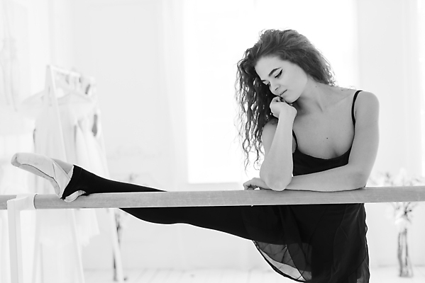 포토 JPG 해외이미지 전신 백인 여자 흑백 실내 한명 사람 성인 앞모습 뷰티 턱괴기 우아함 발레 발레리나 발레복 성인여자한명만 걸기 해외포토 서양인 1 옷 뷰포인트 컨셉 모션 촬영기법 내부 춤 여자한명만 성인여자만 파일형식 이미지허브