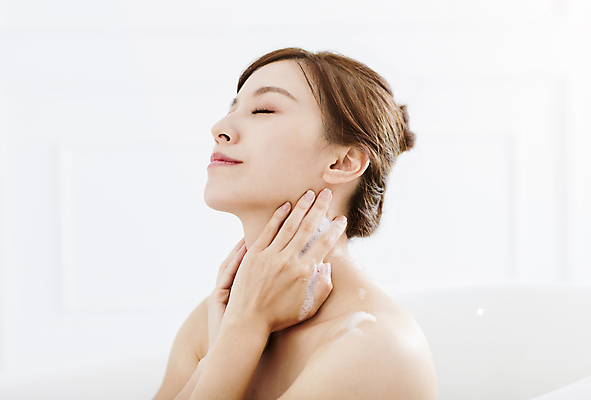 포토 JPG 해외이미지 여자 갈색머리 한명 동양인 상반신 성인 옆모습 뷰티 거품 우아함 매끈함 순수 자기관리 성인여자한명만 해외포토 1 헤어스타일 뷰포인트 컨셉 사람 인종 감각 여자한명만 성인여자만 파일형식 이미지허브