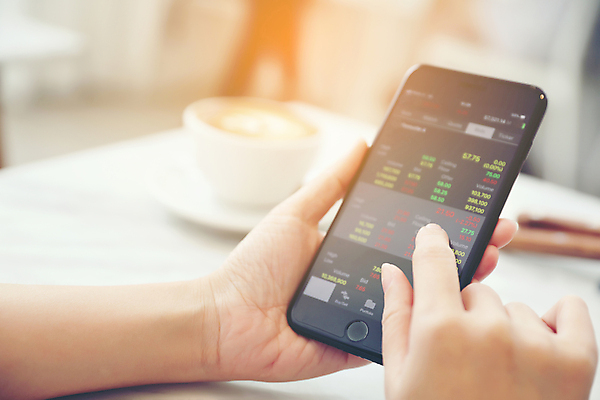 포토 JPG 해외이미지 손 그래프 들기 아웃포커스 신체부위 스마트폰 주식 투자 해외포토 비즈니스 모션 촬영기법 사람 금융 핸드폰 스마트기기 파일형식 이미지허브