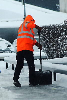 포토 JPG 해외이미지 전신 남자 겨울 한명 들기 성인 뒷모습 잡기 청소 청소부 눈치우기 제설 폭설 눈내림 성인남자한명만 겨울풍경 제설도구 넉가래 해외포토 직업 1 계절 뷰포인트 모션 눈_날씨 사람 풍경 도구 자연재해 치우기 남자한명만 성인남자만 파일형식 이미지허브