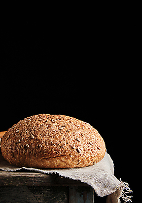 포토 JPG 해외이미지 검은배경 실내 사람없음 호밀빵 해외포토 빵 백그라운드 내부 검은색 파일형식 이미지허브