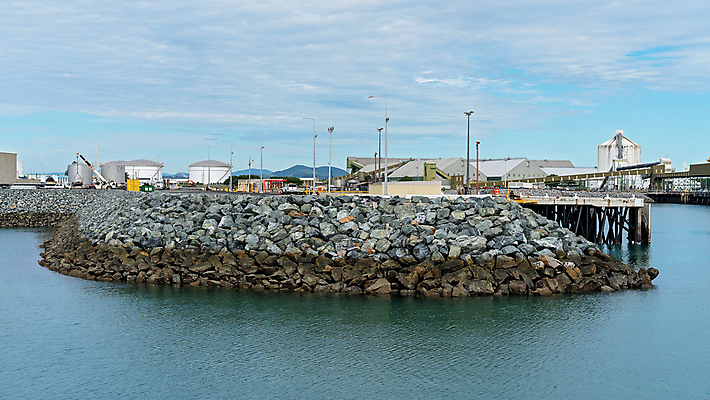 포토 JPG 해외이미지 산업 바다 비즈니스 교통시설 하늘 항해 파노라마 사람없음 야외 물 파란색 햇빛 태양 항구 화물 호주 낟알 나무상자 설탕 발굴 무역 방파제 상업 암초 수납 포트 수입 정문 터미널 수평선 해외포토 자연요소 공공시설 컬러 교통 배_교통 촬영기법 상자 문 운송업 오세아니아 시설 파일형식 이미지허브