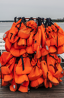 포토 JPG 해외이미지 옷 스포츠 바다 여행 오렌지 휴가 매달리기 안전 사람없음 야외 물 항구 수영 장비 긴급 조끼 도움 보트 구출 보호 보안 고용 돌봄 렌탈 뱃놀이 신발장 안전요원 헬프 많음 해외포토 자연요소 컨셉 배_교통 과일 교통시설 모션 전통놀이 외투 구직 수상스포츠 채용 파일형식 이미지허브