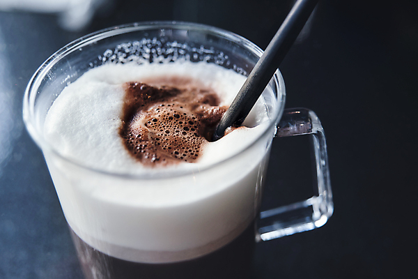 포토 JPG 해외이미지 커피 음료 음식 백그라운드 유리 탁자 디저트 사람없음 컵 갈색 식당 초콜릿 얼음 검은색 거품 카페 머그컵 추위 흰색 대접 신선 칵테일 뜨거움 달콤 맛 설탕 크림 상쾌 토핑 시럽 아일랜드 카푸치노 에스프레소 코코아 밀짚 떨림 고립 라떼 모카 시나몬 채찍 카페인 캐러멜 해외포토 자연요소 식기 감정 유럽 컬러 가구 컨셉 모션 재질 주류 상점 짚 파일형식 이미지허브