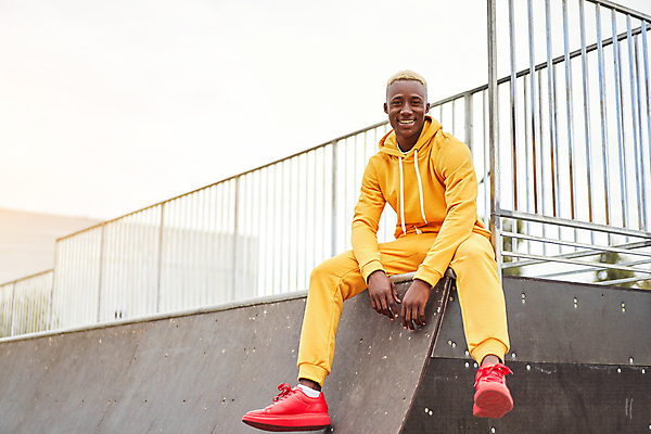 포토 JPG 해외이미지 모델 1 라이프스타일 헤어스타일 남자 행복 감정 스포츠 흑인 한명 미소 웃음 사람 앉기 인종 성인 야외 여름 운동 노란색 유행 검은색 표현 자신감 긍정 스타일 해외포토 서양인 계절 컬러 컨셉 모션 표정 건강 생활 파일형식 이미지허브