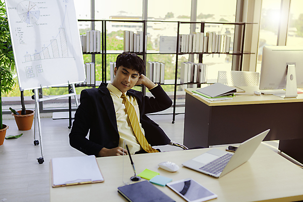 포토 JPG 해외이미지 직업 1 라이프스타일 남자 행복 여유 컨셉 의자 비즈니스 탁자 성공 휴식 노동자 직장 실내 한명 사람 앉기 정장 성인 노트북 컴퓨터 사무실 업무 비즈니스맨 종업원 스마트 책상 경영자 경영 단절 정중 혼자 스타일 해외포토 옷 감정 가구 회사 모션 내부 생활 전자제품 작업 직장인 리더 파일형식 이미지허브