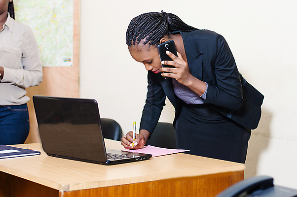 포토 JPG 해외이미지 직업 응시 여자 행복 종이 백그라운드 비즈니스 노동자 세포 말하기 대화 한명 사람 앉기 성인 내부 스마트폰 사무실 펜 판매 외침 듣기 기록 잡기 업무 작업 비즈니스우먼 자신감 토론 중개인 전화기 고객 안내원 비서 경영 고용 지원 프리랜서 해외포토 1 시선 감정 모션 핸드폰 스마트기기 필기구 소리 구직 직장인 채용 파일형식 이미지허브