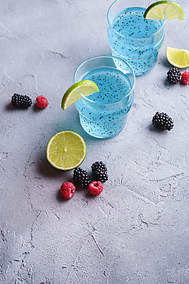 포토 JPG 해외이미지 조각 잔 사람없음 파란색 칵테일 레몬 슬라이스 산딸기 블랙베리 콘크리트 카피스페이스 치아시드 해외포토 식기 컬러 과일 주류 씨앗 공백 파일형식 이미지허브