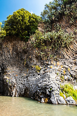포토 JPG 해외이미지 나무 식물 공원 호수 벽 여행 자연 산 풍경 사람없음 야외 초록색 물 강 환경 골짜기 계곡 이탈리아 폭포 회색 흐름 가을 바위 흰색 개울 지중해 화산 좁은 용암 내추럴 지질학 터키석 현무암 해외포토 자연요소 계절 공공시설 교육 유럽 바다 컬러 컨셉 돌_바위 보석 생태계 화산암 파일형식 이미지허브