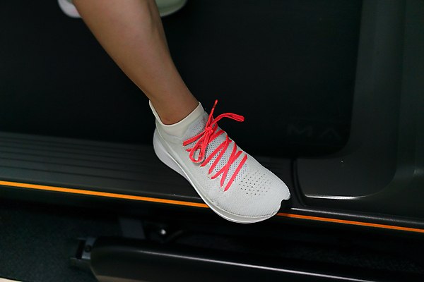 포토 JPG 해외이미지 웰빙 여자 스포츠 운동화 신발 다이어트 모션 발 실내 건강 동양인 사람없음 일상 운동복 달리기 조깅 운동 걷기 힘 장비 연습 속도 클럽 체육관 런닝머신 달리기선수 돌봄 양발 해외포토 옷 사람 인종 내부 라이프 신체부위 운동기구 육상선수 파일형식 이미지허브