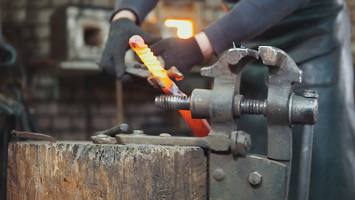 포토 JPG 해외이미지 직업 전통 손 산업 불 기술 사람없음 빛 상점 금속 힘 장비 공구 업무 뜨거움 작업실 제조 상품 망치 철 무거움 빛망울 광 대장장이 솜씨 스트라이크 조작 철강 해외포토 자연요소 재질 신체부위 도구 작업 무게 파일형식 이미지허브