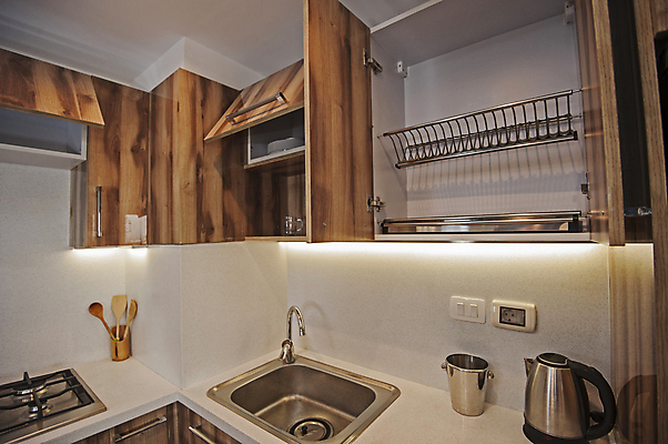 포토 JPG 해외이미지 가구 건축양식 주전자 선반 아파트 주택 실내 손잡이 사람없음 내부 장식 빛 인테리어 갈색 문 주방 기계 흰색 레인지 고급 은색 찬장 계산대 싱크대 수도꼭지 대리석 나무숟가락 해외포토 디자인 건축 컬러 생활용품 컨셉 재료 주방용품 건물 숟가락 가전제품 개수대 파일형식 이미지허브