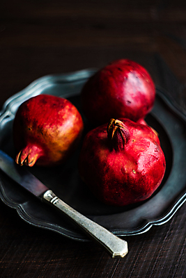 포토 JPG 해외이미지 검은배경 사람없음 어둠 칼 날것 석류 해외포토 백그라운드 과일 검은색 파일형식 이미지허브