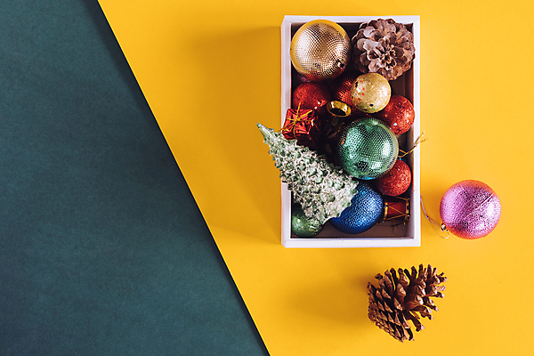 포토 JPG 해외이미지 나무 디자인 행복 백그라운드 크리스마스 겨울 공 휴가 새로움 선물 사람없음 장식 빨간색 초록색 상자 노란색 종 축하 소나무 황금 정상 연도 심볼 오브젝트 준비 원뿔 핸드메이드 카피스페이스 해외포토 도형 식물 계절 기념일 감정 컬러 컨셉 공백 파일형식 이미지허브