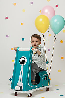 포토 JPG 해외이미지 전신 남자 어린이 한명 소년 옆모습 장난감 자전거 승차 흰배경 풍선 해외포토 1 뷰포인트 백그라운드 모션 사람 바이크 흰색 파일형식 이미지허브