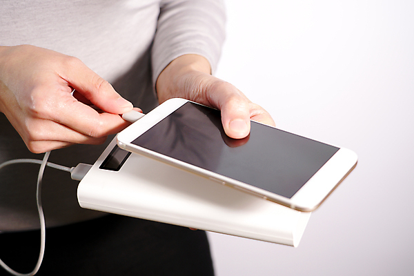 포토 JPG 해외이미지 손 디자인 백그라운드 컨셉 모바일 세포 사람없음 스마트폰 핸드폰 디지털 힘 에너지 흰색 플러그 연결 USB 전화기 스마트 충전 베터리 충전기 해외포토 컬러 신체부위 전자제품 스마트기기 기계 파일형식 이미지허브