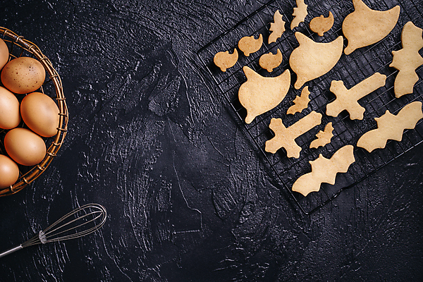 포토 JPG 해외이미지 검은배경 요리 사람없음 하이앵글 바구니 쿠키 계란 할로윈 거품기 카피스페이스 식힘망 해외포토 뷰포인트 백그라운드 주방용품 디저트 알 주방도구 검은색 공백 제빵도구 파일형식 이미지허브