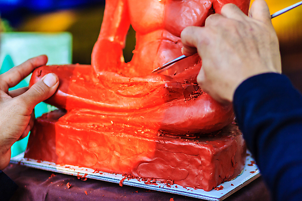 포토 JPG 해외이미지 모양 직업 손 디자인 문화 조각 불교 태국 기술 창조 미술 사람없음 장식 조각상 머리 장비 기구 도구 상품 자르기 공예 집중 심볼 묘사 오브젝트 서식 예술가 점토 조형 목각 수공예 곰팡이 솜씨 수공예품 숭배 핸드메이드 해외포토 아시아 종교 컨셉 모션 문화예술 취미 신체부위 조형물 공예품 파일형식 이미지허브