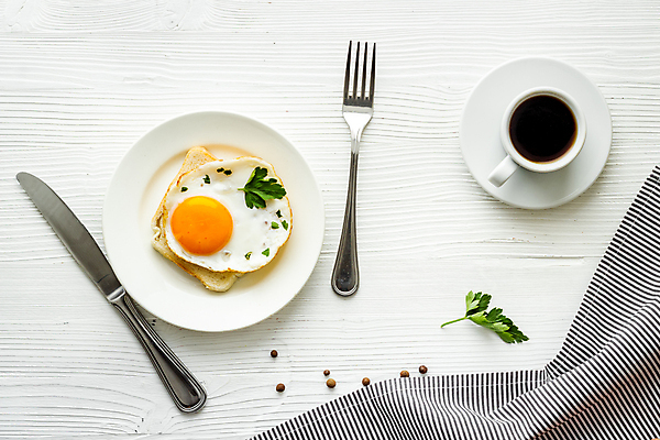 포토 JPG 해외이미지 접시 빵 포크 실내 사람없음 하이앵글 식탁보 나이프 아침식사 커피잔 계란프라이 흰배경 아메리카노 해외포토 식기 커피 음식 뷰포인트 백그라운드 잔 내부 식사 흰색 칼 계란요리 파일형식 이미지허브