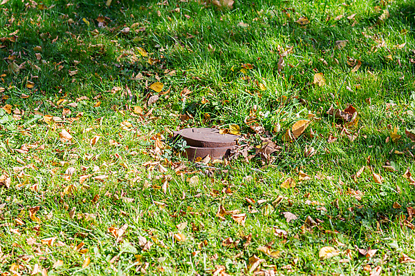 포토 JPG 해외이미지 백그라운드 표면 거리 잔디 사람없음 야외 초록색 환경 금속 수확 덮개 도시 원형 구멍 거친 부식 복고 지하 배수구 구식 옛날 철강 캡모자 특별함 폐수 하수 해외포토 도형 식물 모자_잡화 컬러 컨셉 농업 재질 물 뚜껑 환경오염 파일형식 이미지허브