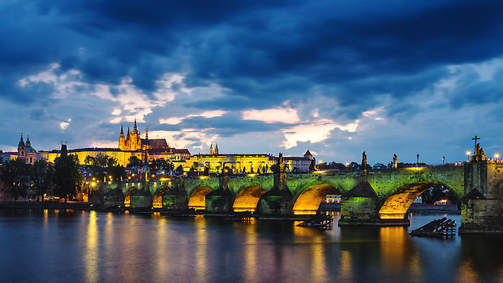 포토 JPG 해외이미지 유럽 여행 건축양식 하늘 파노라마 풍경 사람없음 건물 강 도시풍경 성당 교회 탑 일몰 도시 역사 체코 프라하 타운 스카이라인 공화국 보헤미아 옛날 해외포토 건축물 건축 나라 종교건축 촬영기법 노을 파일형식 이미지허브