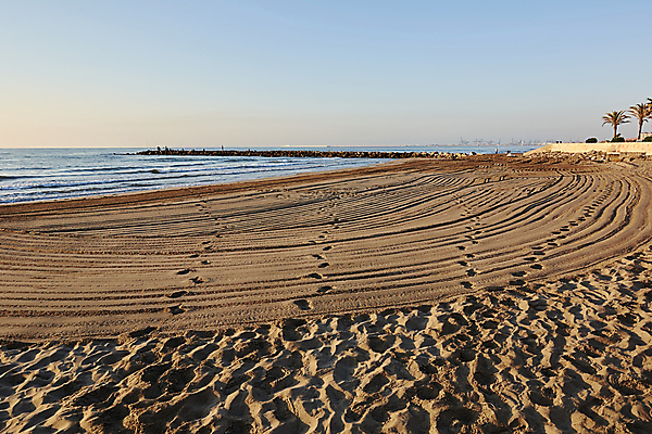 포토 JPG 해외이미지 실루엣 모래 섬 여행 신발 배낭 미래 그림자 선물 사람없음 야외 물 운동 희망 산책 거품 자유 강의 모험가 통로 과거 루트 방법 선로 순간 양발 파라다이스 각인 유일 해외포토 자연요소 감정 컨셉 가방 휴식 촬영기법 건강 파일형식 이미지허브