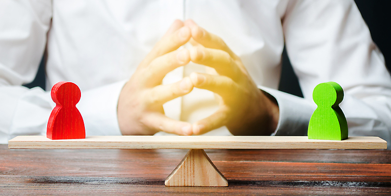 포토 JPG 해외이미지 남자 실내 저울 한명 상반신 성인 앞모습 말_게임 비즈니스맨 저울질 성인남자한명만 해외포토 1 뷰포인트 비즈니스 사람 내부 게임 직장인 남자한명만 성인남자만 파일형식 이미지허브