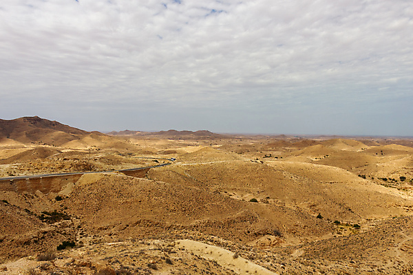 포토 JPG 해외이미지 구름 도로 모래 여행 백그라운드 아프리카 자연 하늘 건조 풍경 사람없음 야외 여름 파란색 태양 노란색 환경 회색 사막 바위 땅 모래언덕 언덕 사하라 내추럴 튀니지 해외포토 자연요소 계절 나라 길 컬러 교통시설 돌_바위 생태계 파일형식 이미지허브