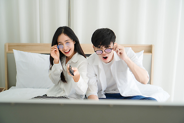 포토 JPG 해외이미지 라이프스타일 커플 응시 여자 행복 인터넷 가족 관계 놀이 남편 거리 주택 함께함 사람 동양인 두명 노트북 텔레비전 방 흐름 관찰 잡기 뉴스 영화 충격 멀리 온라인 리빙 발견 해외포토 시선 감정 컨셉 모션 문화예술 인종 건물 생활 전자제품 파일형식 이미지허브