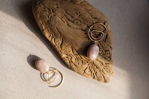 포토 JPG 해외이미지 디자인 여자 분홍색 조각 장신구 자연 유리 조명 선물 미술 사람없음 목재 장식 태양 뷰티 유행 금속 귀걸이 수확 쌍 화려 황금 고급 우아함 보석 나무껍질 내추럴 놋쇠 핸드메이드 스타일 미니멀 해외포토 자연요소 나무 컬러 컨셉 농업 재료 재질 문화예술 사람 껍질 광석 생태계 파일형식 이미지허브