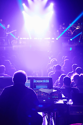 포토 JPG 해외이미지 실루엣 음악 사람 이벤트 사람없음 빛 파티 축제 소리 콘서트 공연 음악가 무대 춤 악단 그룹 군중 야간 믹서 클럽 쇼 팝 생존 해외포토 자연요소 직업 문화예술 촬영기법 파일형식 이미지허브
