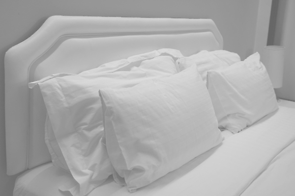 포토 JPG 해외이미지 디자인 가구 백그라운드 쿠션 가정 베개 침구 호텔 아침 휴식 아파트 주택 실내 사람없음 내부 장식 빛 침실 방 덮개 흰색 침대 직물 잠 면 고급 담요 오브젝트 부드러움 시트 솜털 리빙 스타일 안락 해외포토 주간 컬러 생활용품 컨셉 숙소 건물 뚜껑 감각 파일형식 이미지허브