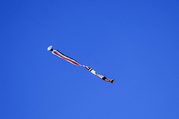 포토 JPG 해외이미지 줄 스포츠 여행 백그라운드 하늘 바람 휴가 취미 사람없음 야외 빨간색 여름 파란색 컬러풀 장난감 햇빛 태양 맑음 검은색 축제 봄 자유 깃발 변화 연 속도 싱글 꼬리 결정체 모음 러시아인 해외포토 자연요소 서양인 계절 컬러 컨셉 날씨 놀이용품 파일형식 이미지허브