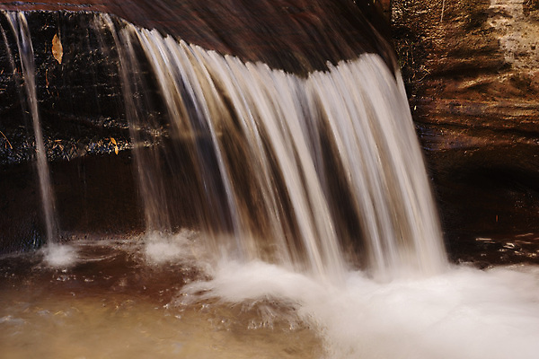포토 JPG 해외이미지 공원 여행 패턴 자국 자연 휴가 따뜻함 풍경 사람없음 야외 빨간색 물 파란색 강 컬러풀 골짜기 계곡 미국 폭포 하이킹 사막 흐름 가을 바위 흰색 뜨거움 개울 황무지 떨어짐 사암 내추럴 시온산 해외포토 자연요소 계절 공공시설 컬러 컨셉 북아메리카 무늬 레저 돌_바위 생태계 파일형식 이미지허브