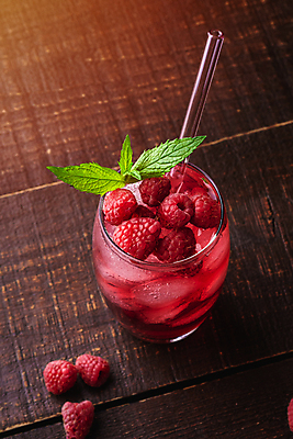 포토 JPG 해외이미지 잔 빨대 사람없음 빨간색 얼음 달콤 시원함 허브 산딸기 에이드 나무배경 해외포토 자연요소 식물 식기 음료 컬러 백그라운드 과일 맛 파일형식 이미지허브