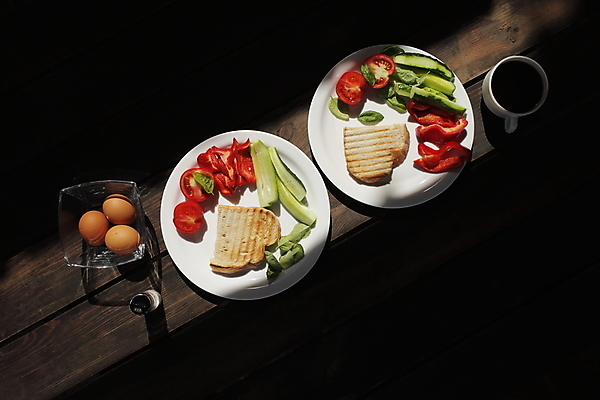포토 JPG 해외이미지 접시 커피 빵 토마토 파프리카 실내 요리 사람없음 컵 계란 어둠 토스트 바질 건강식 나무배경 해외포토 식기 음료 음식 백그라운드 채소 내부 알 파일형식 이미지허브