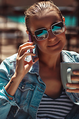 포토 JPG 해외이미지 백인 학생 라이프스타일 여자 행복 커피 음료 인터넷 비즈니스 통신 모바일 휴가 말하기 대화 한명 사람 앉기 야외 컵 스마트폰 핸드폰 선글라스 식당 카페 기쁨 도시 작업 연결 카푸치노 소셜 네트워킹 해외포토 서양인 1 식기 감정 안경 모션 생활 전자제품 스마트기기 상점 네트워크 파일형식 이미지허브