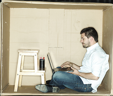 포토 JPG 해외이미지 전신 백인 남자 사다리 한명 성인 옆모습 상자 사무실 비즈니스맨 가부좌 갇힘 답답함 성인남자한명만 해외포토 서양인 1 뷰포인트 비즈니스 모션 사람 앉기 도구 직장인 감각 남자한명만 성인남자만 파일형식 이미지허브